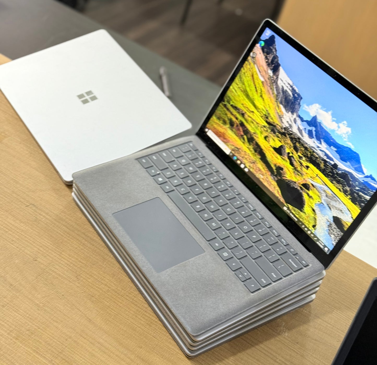 Refurbished Microsoft Surface 1769 (Core i7 7th GEN/8GB/256GB SSD/ 13.5" Touch /1 Year Warranty)