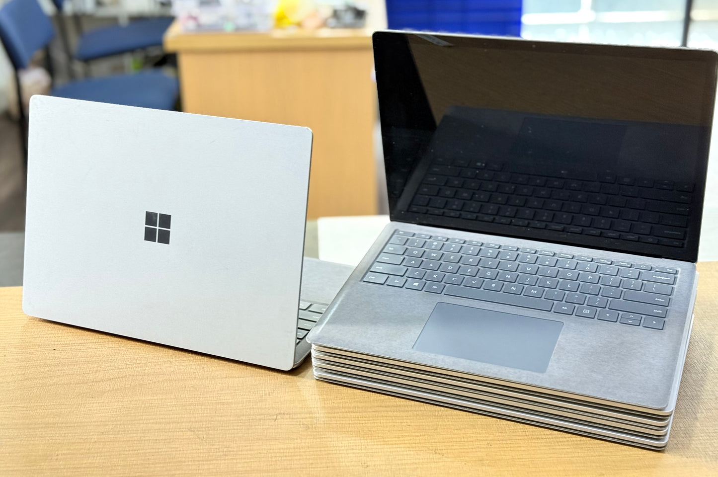 Refurbished Microsoft Surface 1769 (Core i7 7th GEN/8GB/256GB SSD/ 13.5" Touch /1 Year Warranty)