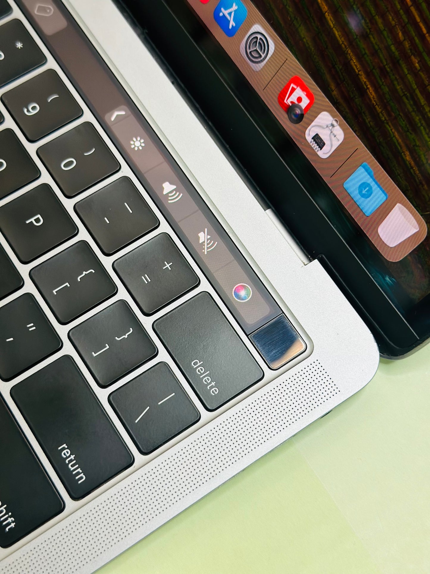 REFURBISHED Macbook Pro A1708 2017 (i5/8gb/256GB/1 Year/13" Retina/Touchbar)