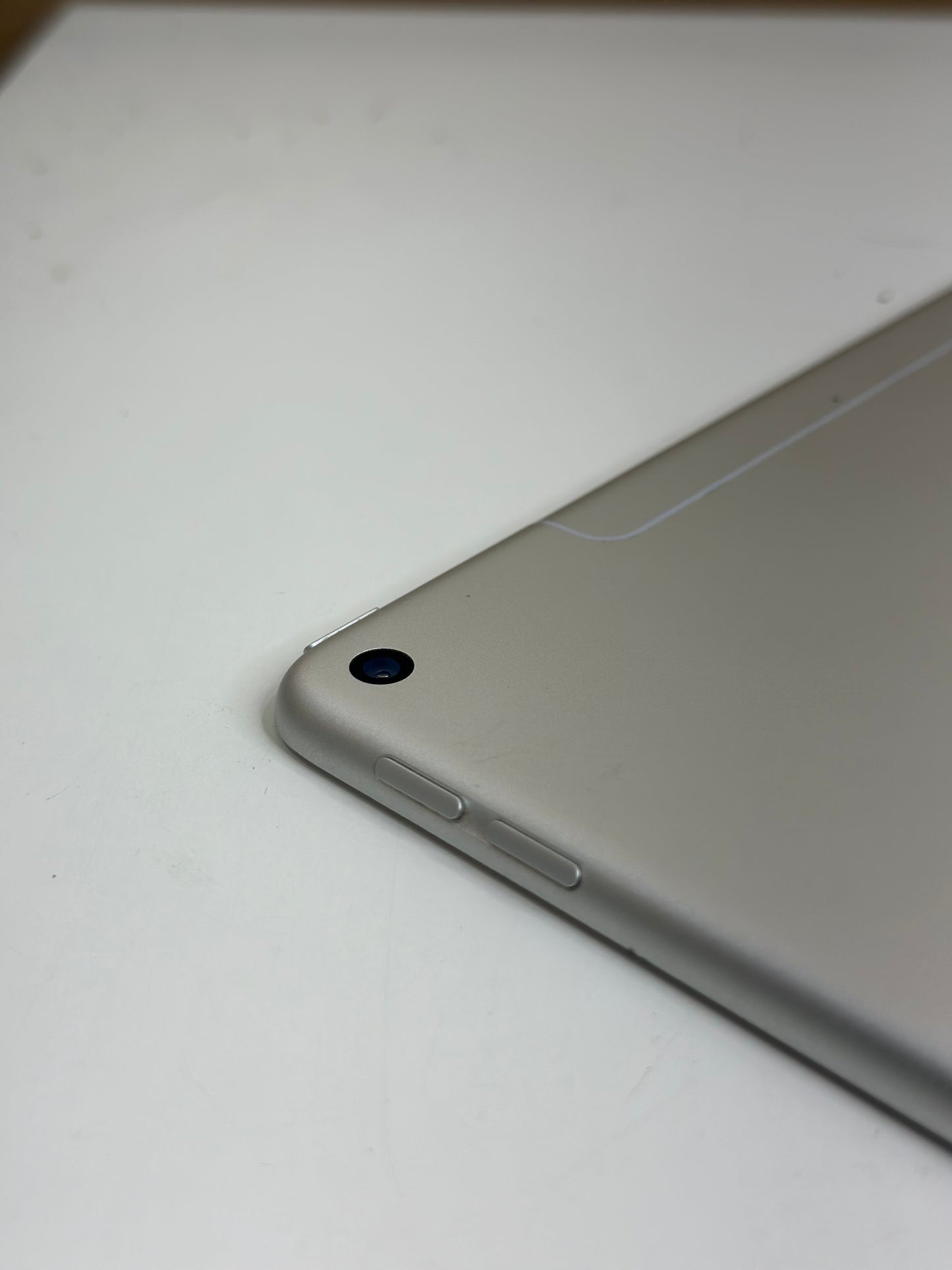 REFURBISHED APPLE iPAD AIR 3RD GEN 2020 (10.5" Reina/64GB/WiFi + Cellular/6 MONTH WARRANTY)